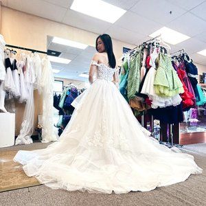 Elegant and flowy designer wedding dress - New, never worn out!